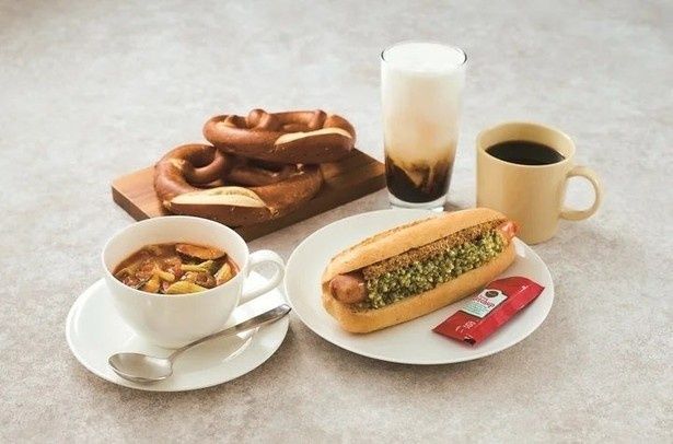 ボリューム感のあるホットドッグが並ぶランチタイムイメージ
