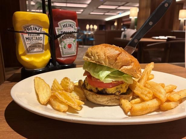 「チャコールグリルビーフバーガー(ポテト付き)」(1800円)。香ばしく焼き上げたビーフパティを豪快にサンドした、食べ応えのある一品