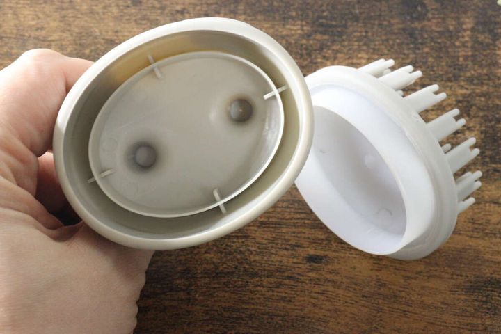 分解された足で立つシャンプーブラシのブラシ部分とスタンド部分