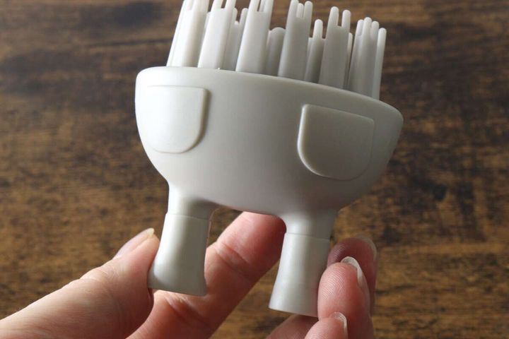 足で立つシャンプーブラシの背面にあるポケットのようなデザイン
