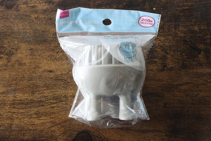 ダイソーの足で立つシャンプーブラシがパッケージに入っている