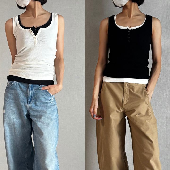 白黒タンクトップの重ね着コーデをする女性2パターン