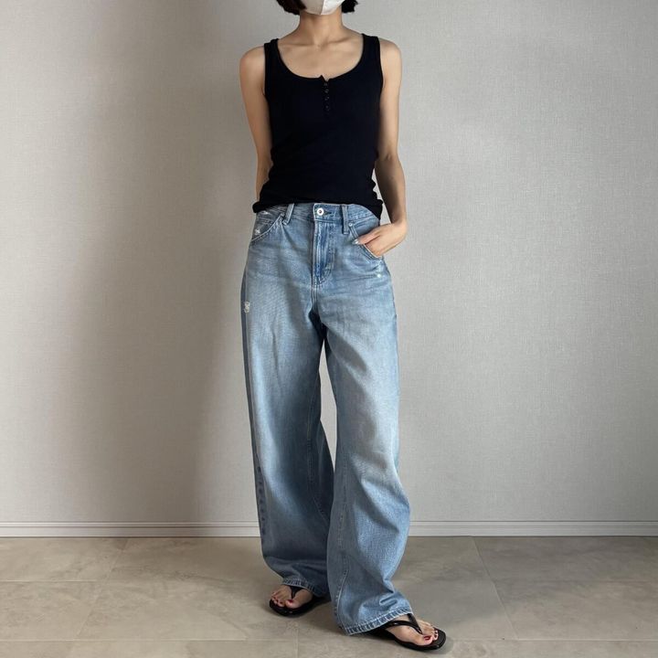 黒いタンクトップとダメージデニムの大人カジュアルコーデ