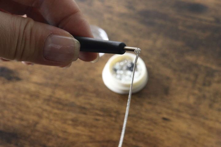 マグネットピックアップペンで銀色のネイルチェーンを吸着