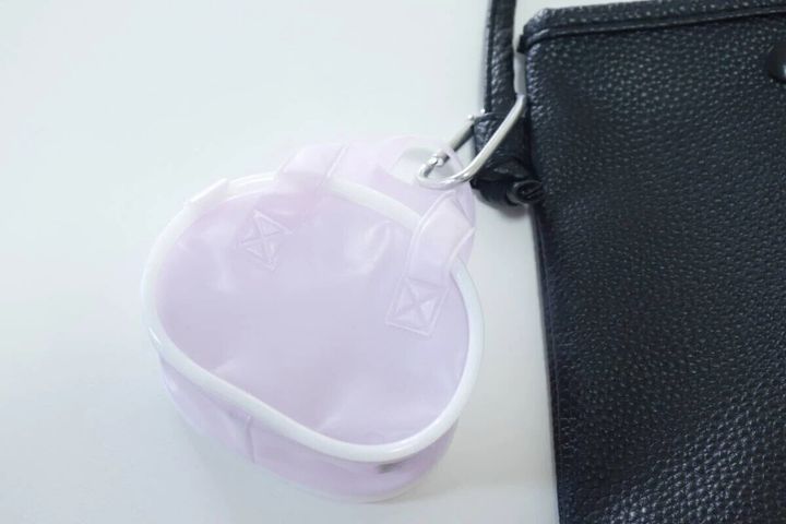 紫色のPVCミニスクールバッグが黒いバッグにカラビナで付いている