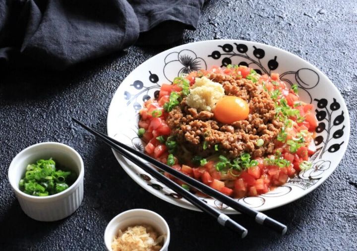 花柄皿にトマトと肉みその台湾風混ぜそば