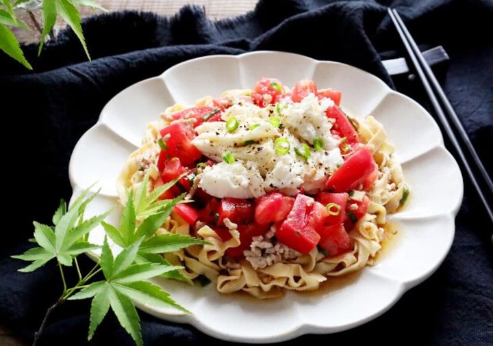 花形皿に豆腐皮とトマトの冷やし中華
