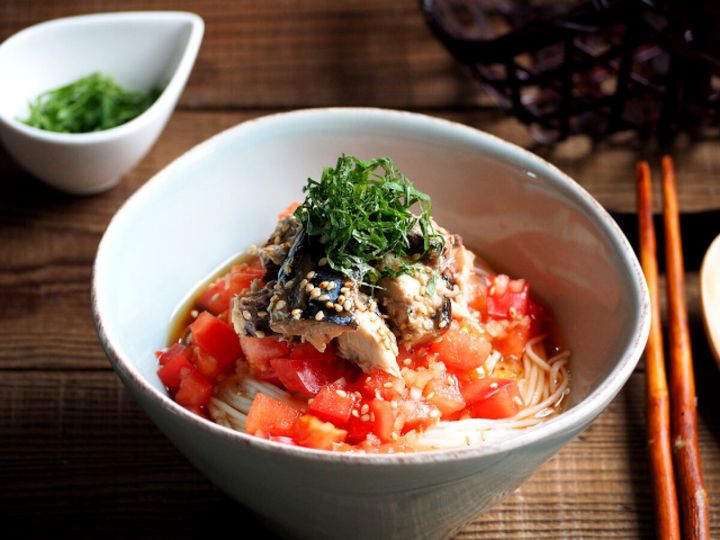 白い器にトマトとサバ缶のぶっかけそうめん