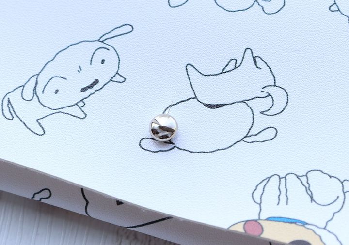 メガネケースのボタンと、しんちゃん＆シロのイラストのアップ