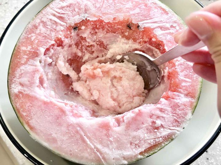 画像4: 一晩冷凍させたスイカ