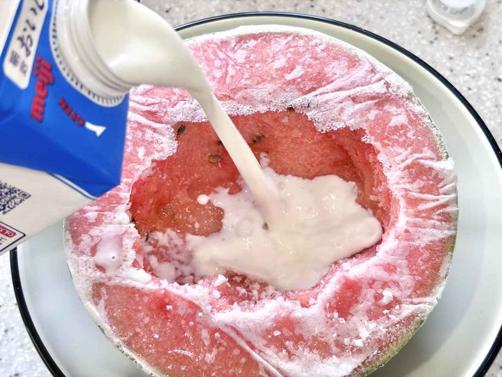画像2: 一晩冷凍させたスイカ