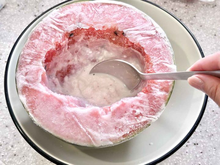 画像3: 一晩冷凍させたスイカ
