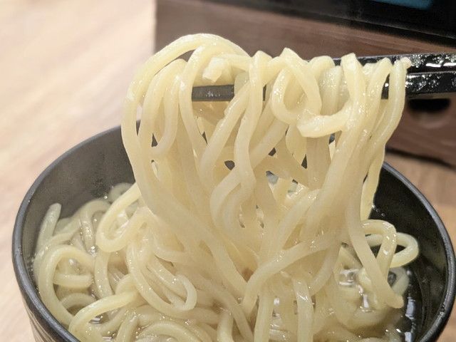 鳥取牛骨ラーメンの麺を箸で持ち上げた様子