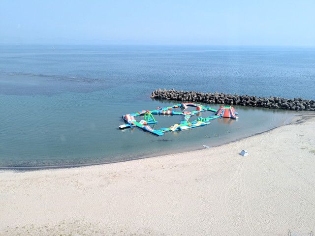 海に浮かぶマリンアスレチック施設を上空から見た様子