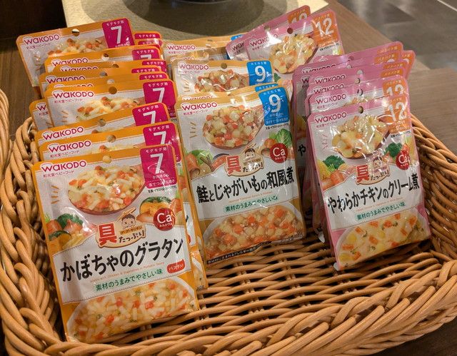 かごに並ぶ月齢別の離乳食パウチ各種