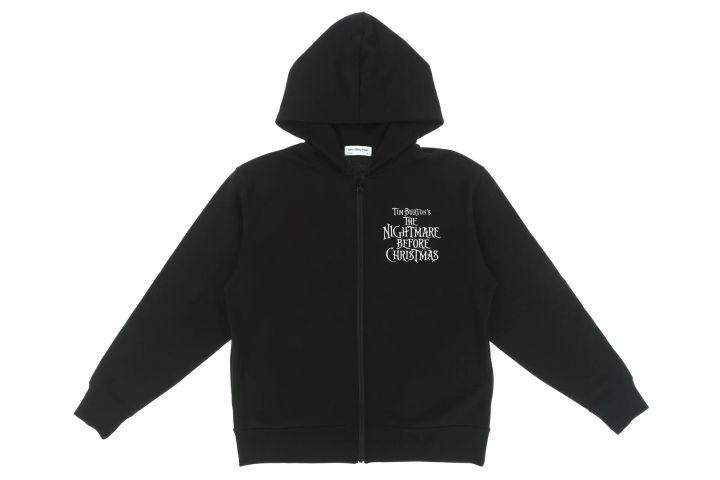 胸に小さなロゴが入った黒いジップアップパーカーの前面