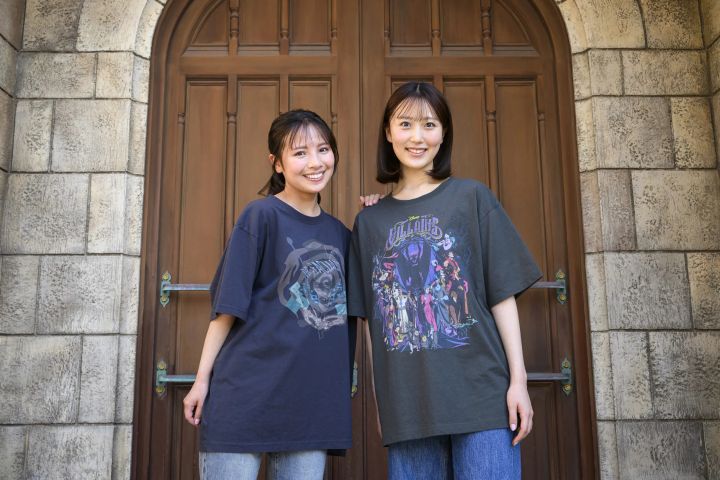 「Disney VILLAINS」ロゴが入ったTシャツ2種を着用したモデル2名