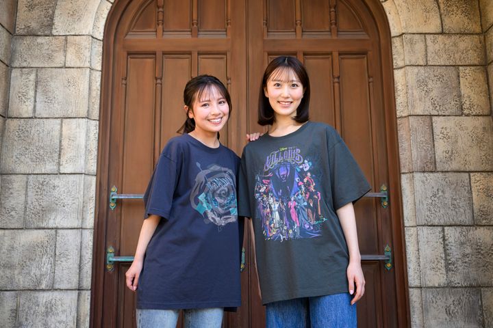 「Disney VILLAINS」ロゴが入ったTシャツ2種を着用したモデル2名
