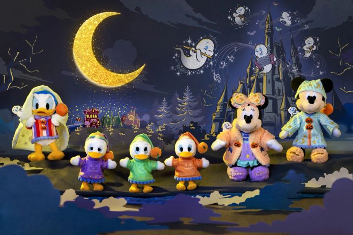 パジャマ姿のミッキーと仲間たちのぬいぐるみ7体を夜の城のジオラマに並べたイメージカット