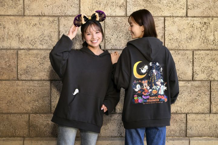 パーカーと蜘蛛の巣のカチューシャを身に着けたモデル2人