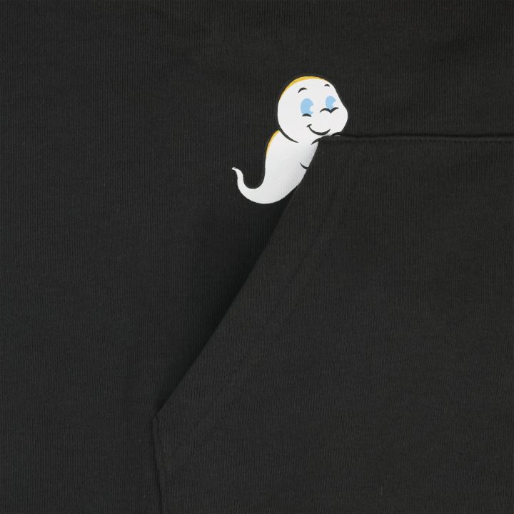 パーカーのポケット口を登る白いおばけの接写