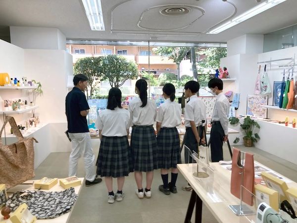【東京都新宿区】学生が老舗ハンカチメーカーを訪問。ハンカチの企画・製造工程やものづくりの背景を学習