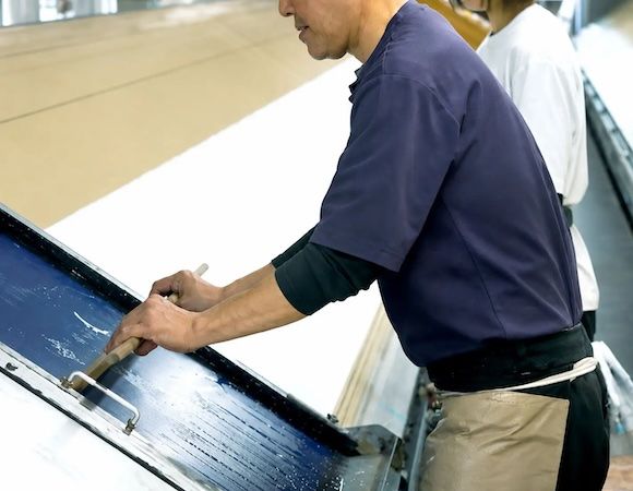【東京都新宿区】学生が老舗ハンカチメーカーを訪問。ハンカチの企画・製造工程やものづくりの背景を学習