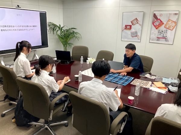 【東京都新宿区】学生が老舗ハンカチメーカーを訪問。ハンカチの企画・製造工程やものづくりの背景を学習