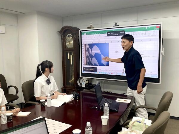 【東京都新宿区】学生が老舗ハンカチメーカーを訪問。ハンカチの企画・製造工程やものづくりの背景を学習