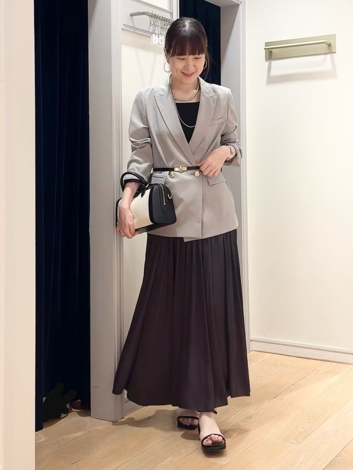 オンオフ共に着られるサテンギャザースカート