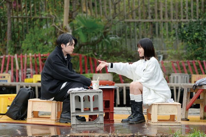 西畑大吾＆福本莉子、雨の中で見つめ合う…『時給三〇〇円の死神』新場面写真公開