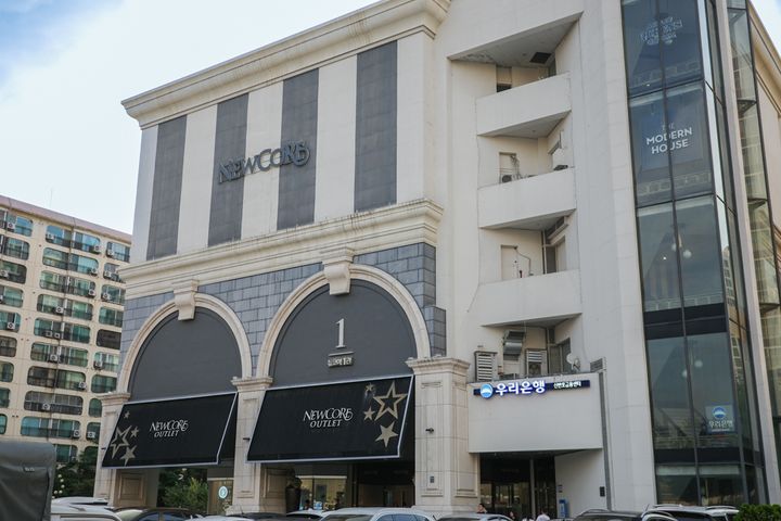 歴史を感じるニューコアアウトレットの建物。4階がまるごとモダンハウスになっている