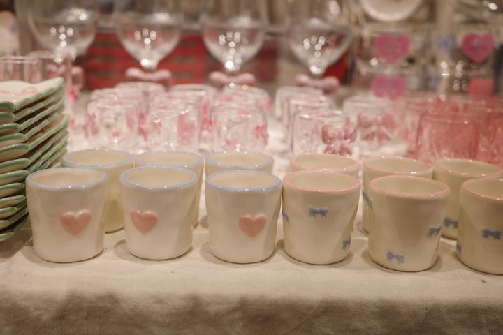 リボンやフルーツ、猫モチーフまでデザインは豊富。ソジュジャンはおみやげにも人気