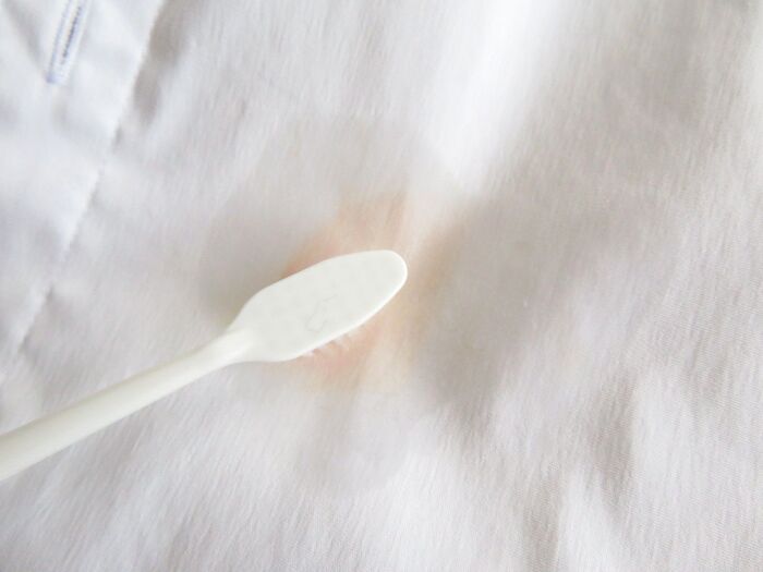 「え、ピンクになっちゃった！」服についた日焼け止めを落とすときにNGなものって？効果的な対処法5つを比較【やってみた】