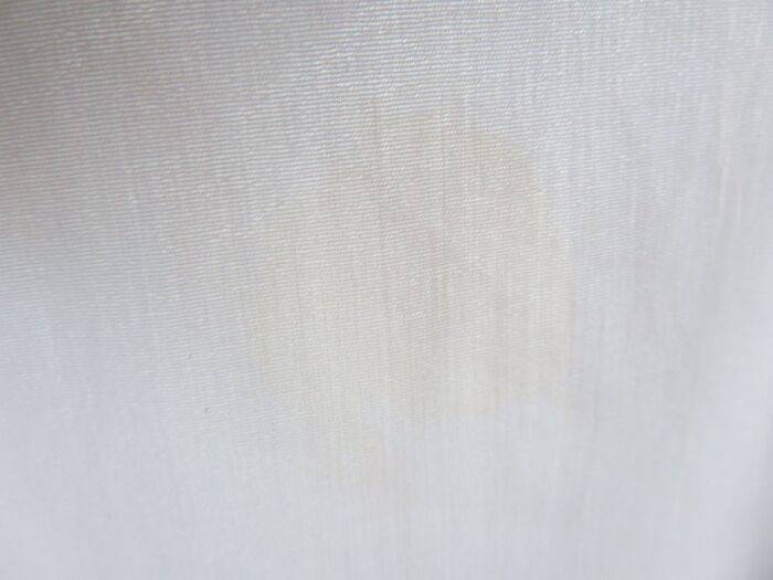 「え、ピンクになっちゃった！」服についた日焼け止めを落とすときにNGなものって？効果的な対処法5つを比較【やってみた】