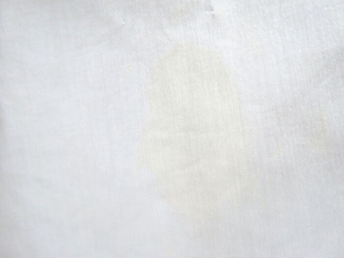 「え、ピンクになっちゃった！」服についた日焼け止めを落とすときにNGなものって？効果的な対処法5つを比較【やってみた】