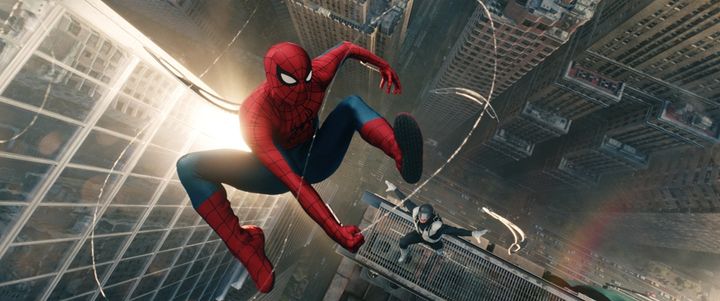 ニューヨークのビル街を舞うスパイダーマン