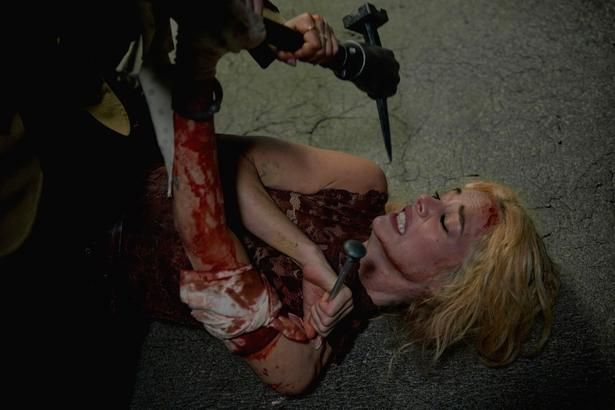 複数の名家から命をねらわれることになるグレース(『レディ・オア・ノット2』) [c]2026 Searchlight Pictures. All Rights Reserved.