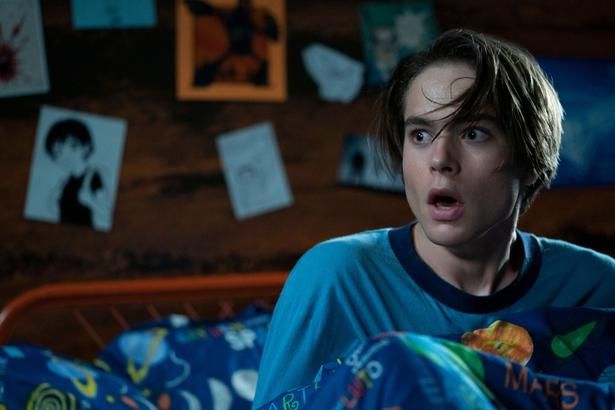 コール少年が再び狂信者にねらわれる！(『ザ・ベビーシッター ～キラークイーン～』) [c] Netflix / Courtesy Everett Collection