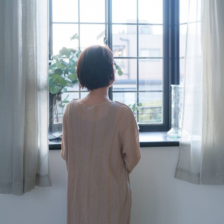 窓の外を見る女性