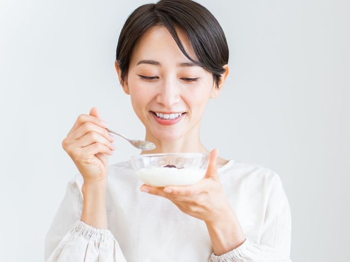 【管理栄養士が回答】食事の量を減らせば、1kgくらいすぐに痩せられると思っていませんか？ 実は体脂肪1kgを落とすには約7700kcalもの消費が必要です。短期間の急激なダイエットは基礎代謝を落とし、リバウンドしやすくなります。ダイエット成功のコツをご紹介します。（※画像：Shutterstock.com）