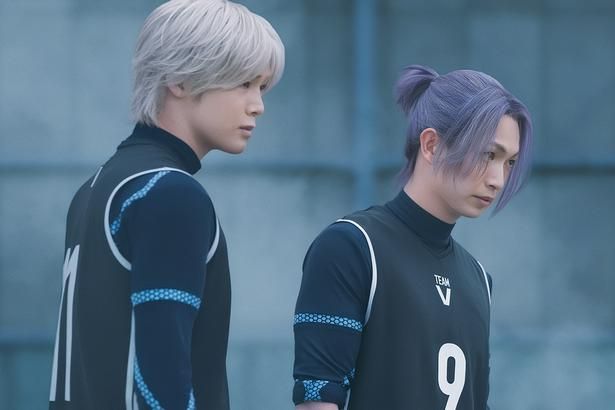 御影玲王(綱啓永)との出会いによって凪はサッカーの世界に足を踏み入れる [c]金城宗幸・ノ村優介／講談社 [c]CK WORKS