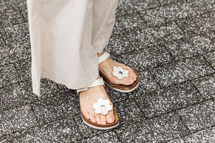 短め丈のワイドパンツは軽くて風通しがよく快適。グアムでひと目惚れした「ビルケンシュトック」と合わせて涼しく過ごせます