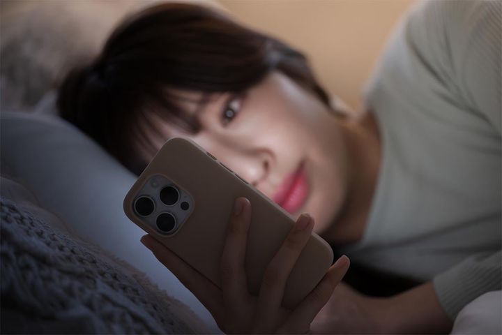 寝る前のスマホはよくないと分かっていても……