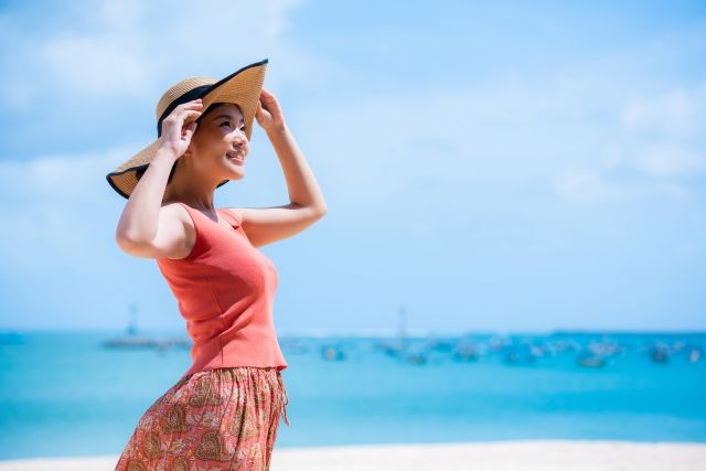 海辺の女性