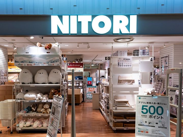 ニトリの「マグネット収納 洗剤ボールストッカー（FLAT ホワイト）」は、洗濯機にマグネットで簡単に取り付けられる洗剤ボール専用の収納アイテムです。洗濯機周りをスッキリさせられると話題になっており、その魅力を紹介します。
