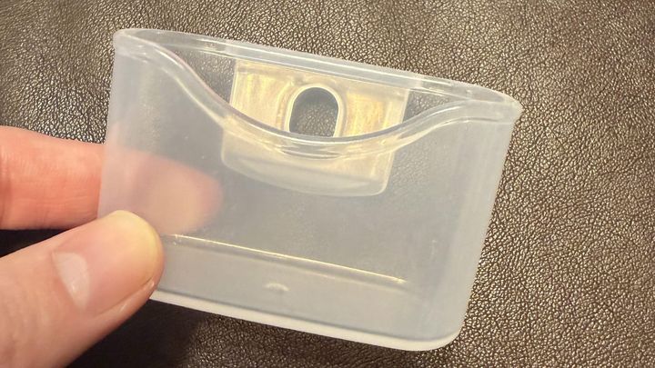 ダイソーの「ペン立てようポケット 2P」（110円／サイズ：横6センチほど、縦4センチほど）