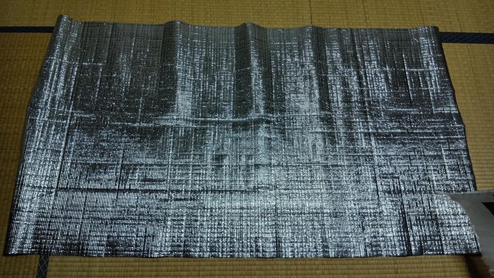 ダイソーの「アルミシート」（100円／サイズ：90cmX180cm）