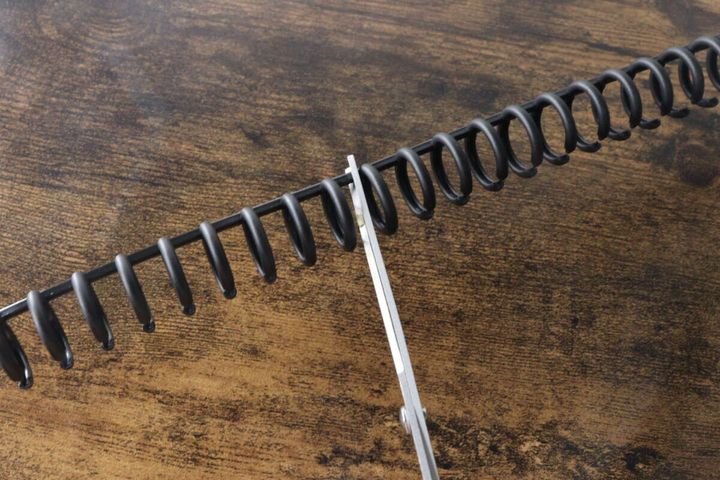 ハサミで黒いカラー30リングをカットしている様子を上から撮影