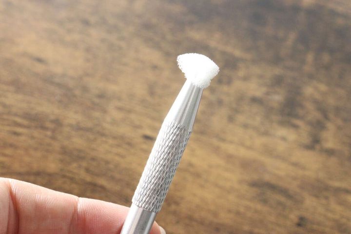 ペン型ツールに小さなネイル用スポンジが固定されている